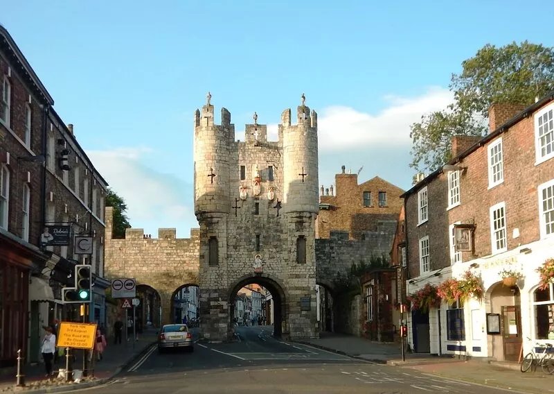 York Riverside Apartment, just 5 min walk to City Centre has car park & wi-fi