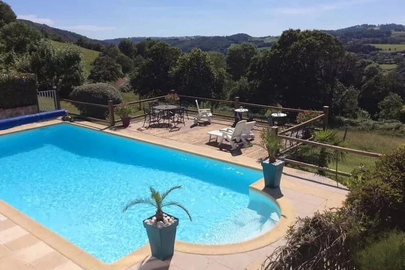 le Coin Perdu Lagarde (Sleeps 4) 2 Bedrooms with 2 shower rooms 1 with ensuite.
