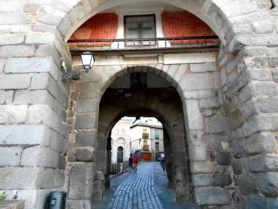 Puerta de Valmardon.
