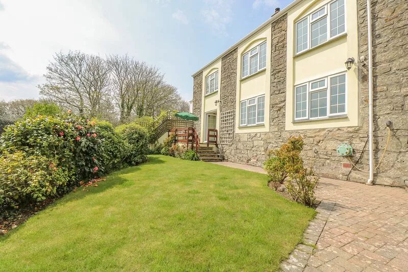 THE SECRET GARDEN, countryside views, lovely garden, parking, WiFi, pub in