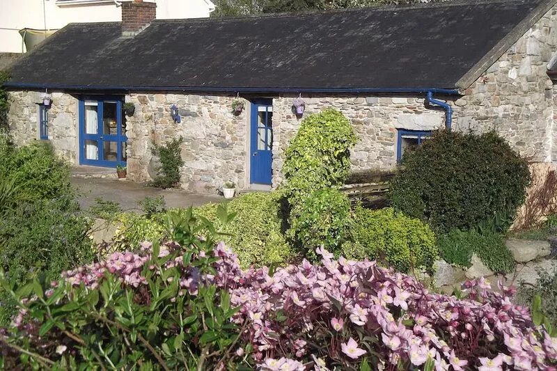 300 Year Old Converted Stone Barn near the HOOK Peninsula