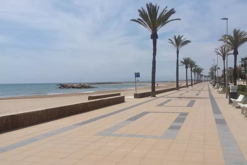 Villa Cunit mainstreet with private pool 500m beach and near Barcelona (train)
