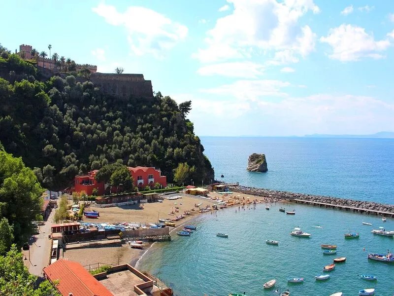 Newly refurbished centrally located 2 bedroom apartment near Sorrento