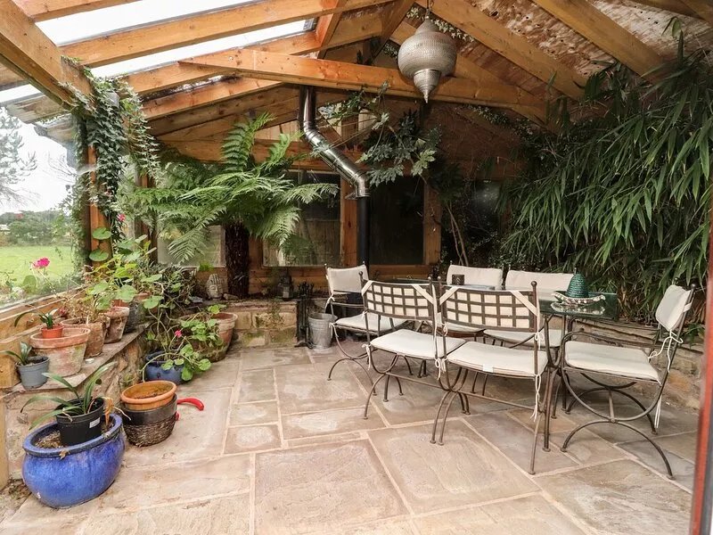 THE HAWTHORNS, pet friendly, character holiday cottage in Gisburn