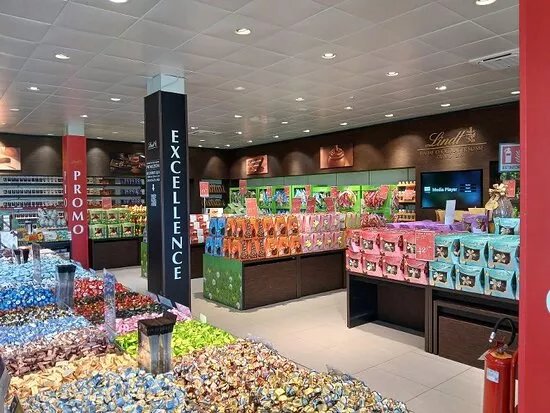 Lindt Factory Outlet Magenta