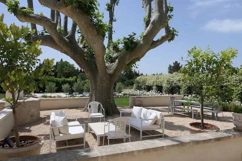 Charming renovated farmhouse in the heart of the Alpilles.