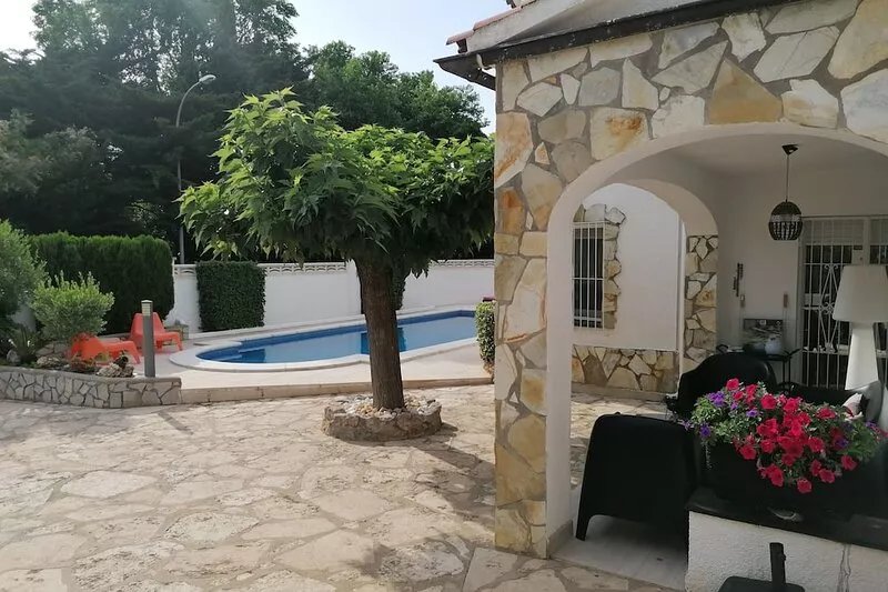 ESCALA, 5 minutes walk beach, VILLA STANDING160 habitab m2 / WIFI / WDM POOL