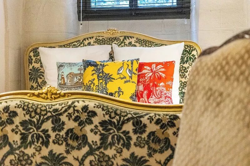 In the heart of town exceptional apartment nestled in an hôtel particulier.