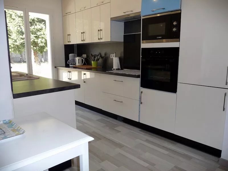 Large residence 10 km sea. Protected 10x5 pool. 1500m2 garden. 6 bedrooms.