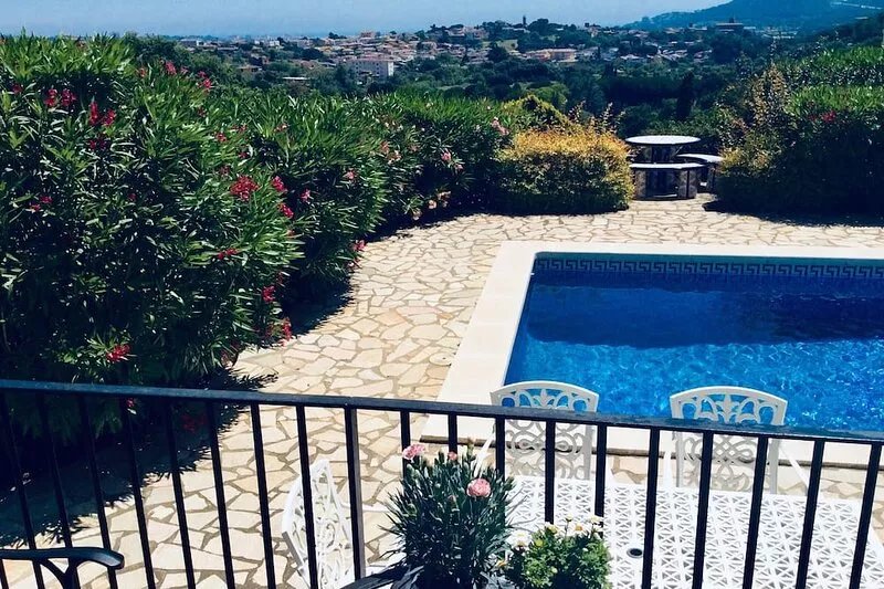 FABULOSA! LUXURIOUS, RELAXING VILLA. SEA VIEWS, 8M POOL, 300MG FIBRE, AIRCON+GYM