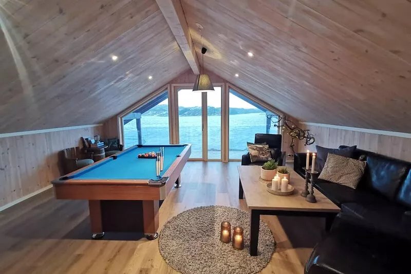 Large family friendly cottage by the sea. New modern cottage with great