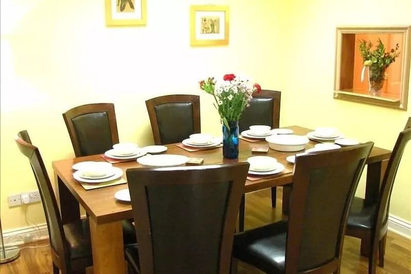 Intl Townhouse Apt on The Crescent: perfect for walking everywhere!