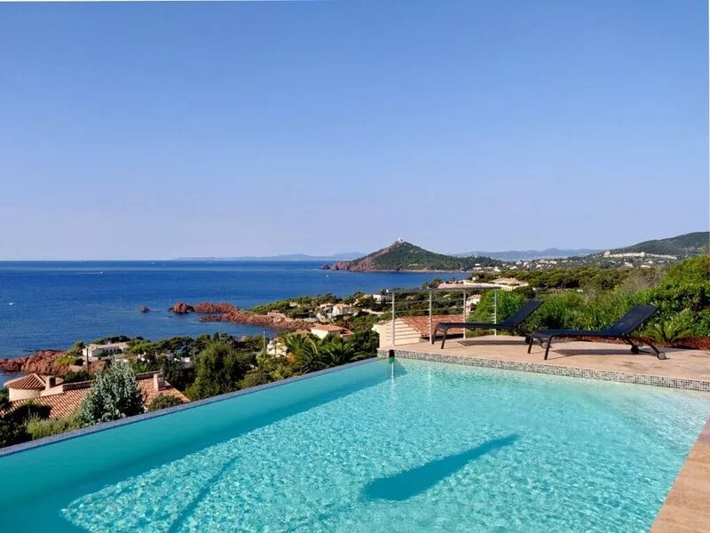 Residential villa with big swimming-pool in Antheor, Southern France