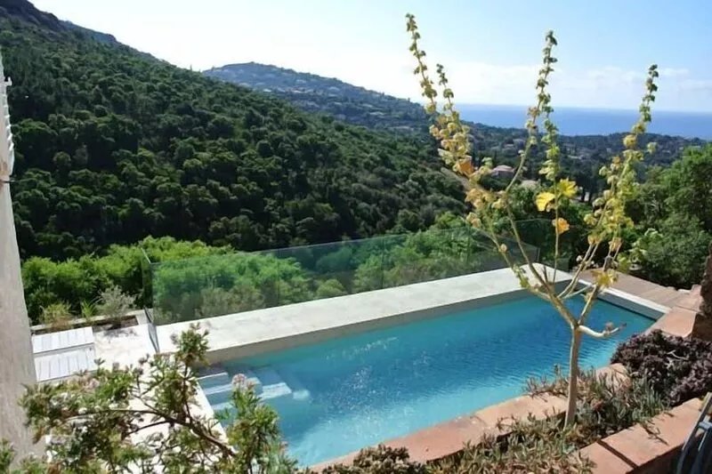 Completely renovated villa for 10 people with a view of the sea and swimming