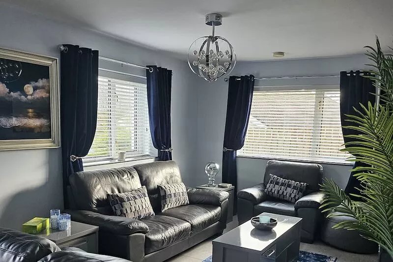 ELLIEMAY'S 4 BEDROOM SELFCATERING HOLIDAY HOME WITH 6 SEATER HOT TUB
