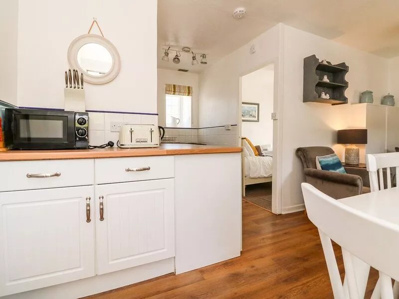 ROBIN COTTAGE, pet friendly, character holiday cottage in Ilfracombe
