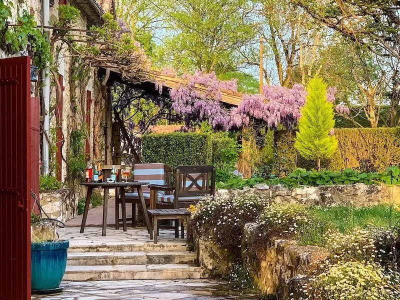 Rural family peace and  tranquility.  Up to12 guests, self catered.