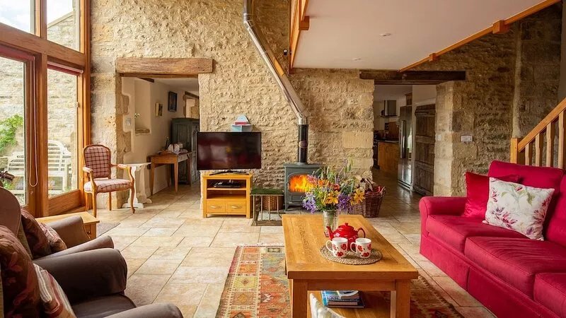 Tom's Barn - sleeps 10 guests  in 5 bedrooms