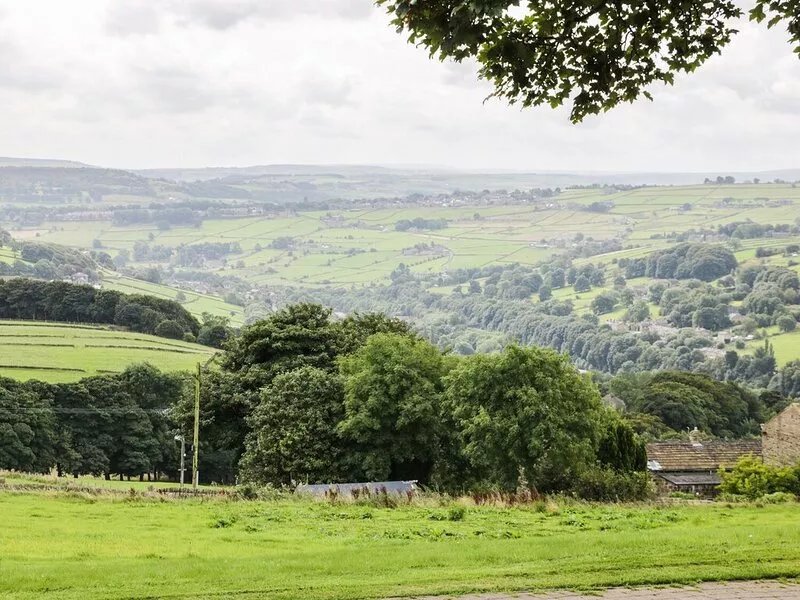 UPPER HIGHLEES FARM, pet friendly, with open fire in Luddenden