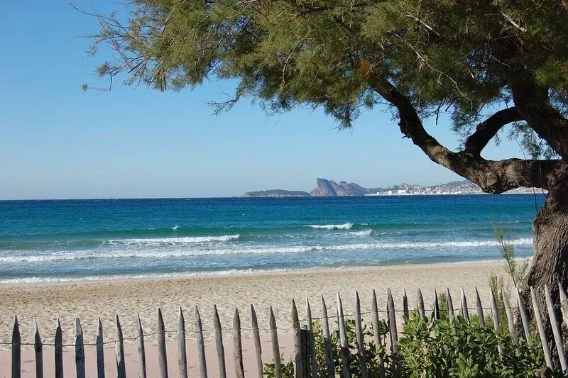 Pretty villa with large spacious terrace 450m from Lecques beach