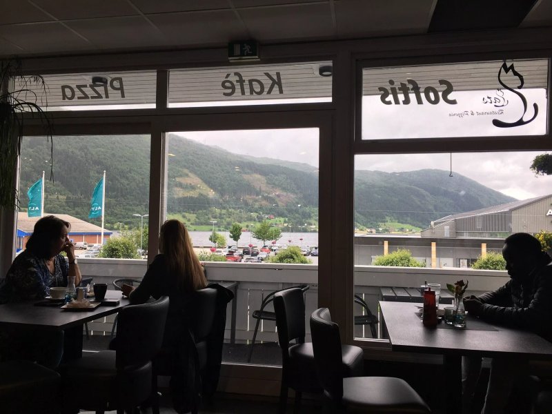 Cats Cafe Restaurant Og Pizzeria