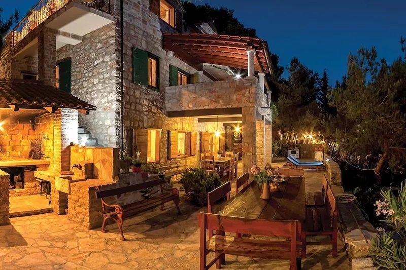 Lovely home in Milna with heated swimming pool