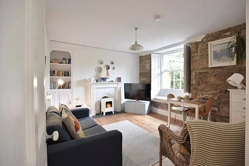 The Secret Garden - garden apartment full of character, close to sea, parking
