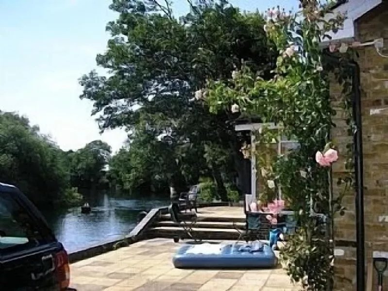 Riverside home, Hot Tub/Sauna, Nr Legoland & Wakeboarding www