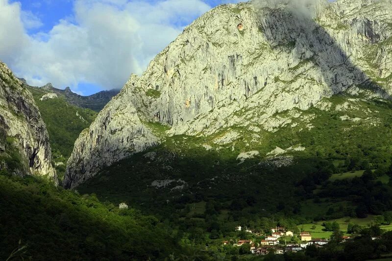 Accommodation in the mountains. Jacuzzi. Picos de Europa. Asturias. Cangas de