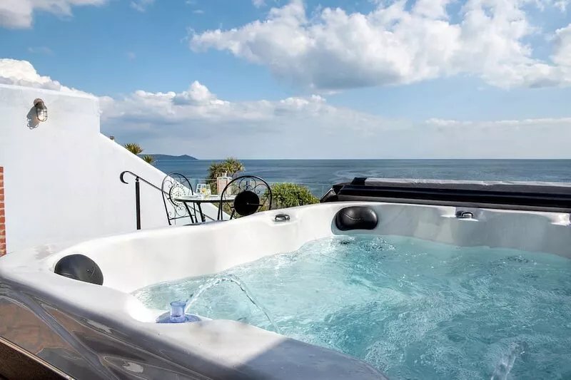 Hawkins - A Coastal Cottage with Hot Tub & Stunning Views