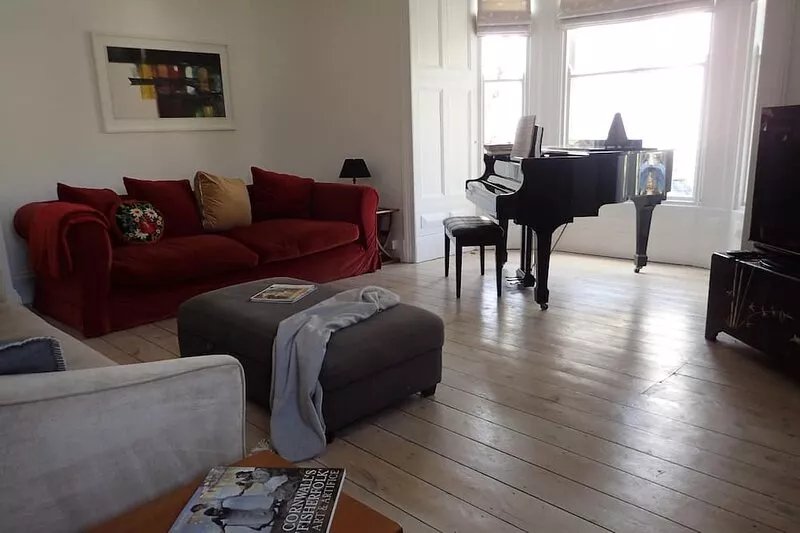 Beautiful welcoming 140 year old Victorian townhouse 500m from the seafront