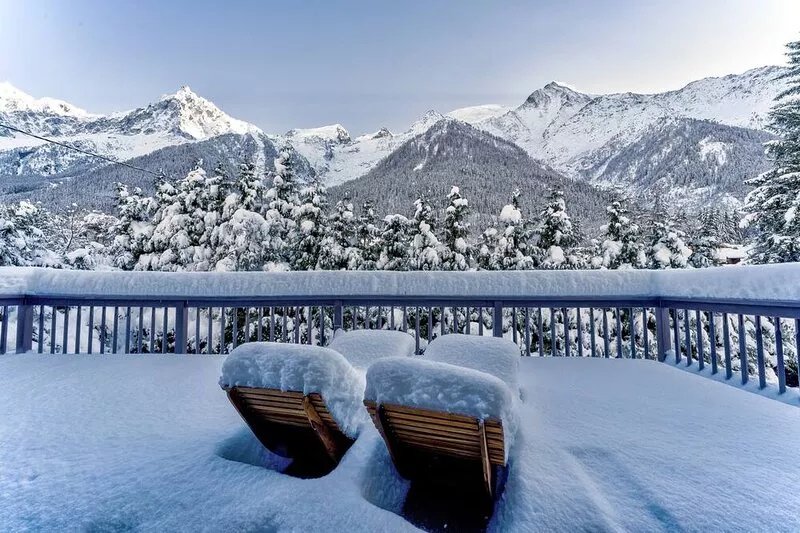 Beautiful Chalet & Amazing views: 5 Bed, 6 bath, Sauna, Hot Tub, Parking, Garden