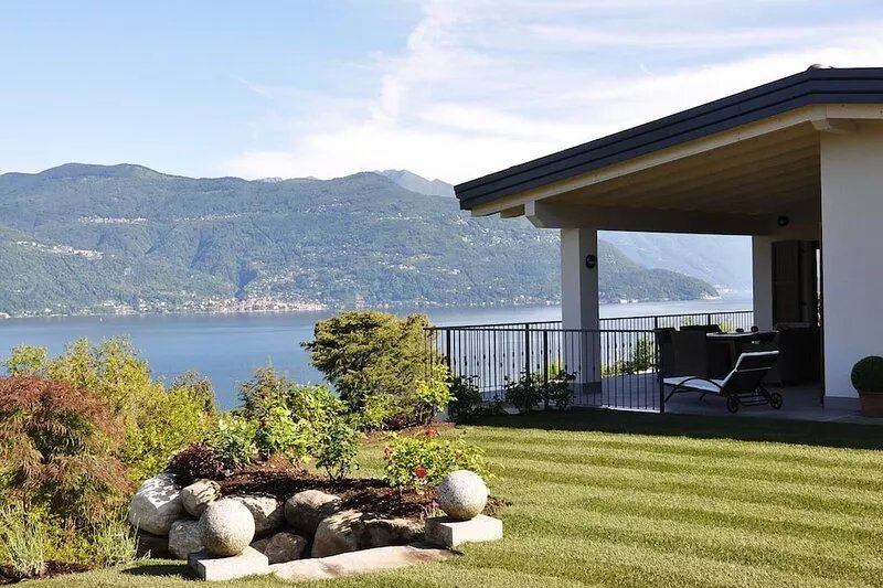 Holiday house with fantastic lake view and large private garden near the lake