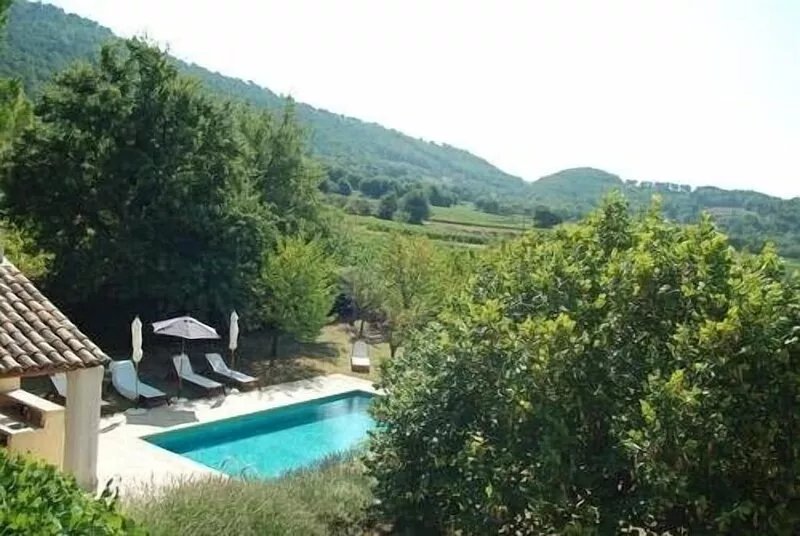 A truly beautiful, secluded Provencal house with pool surrounded by vineyards