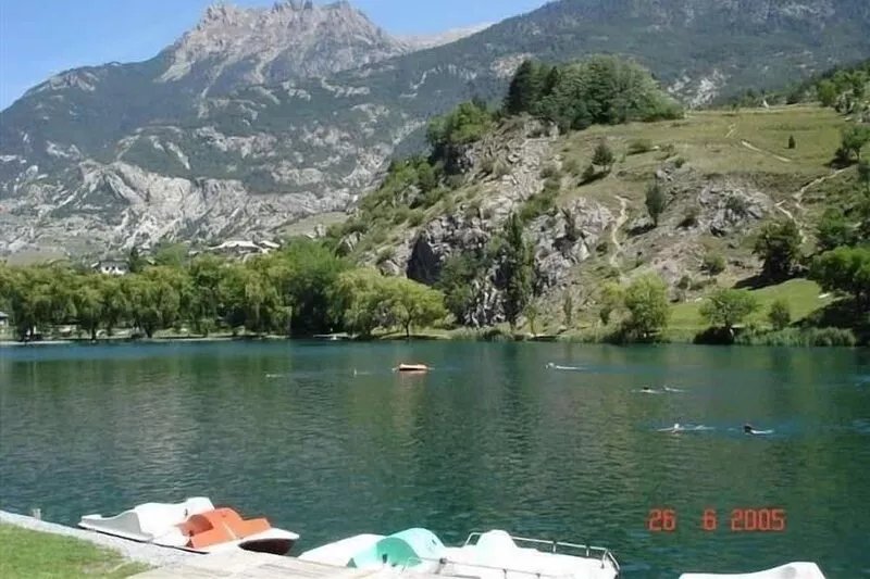 Apartment in Chalet, 150 m from a natural lake, large garden, very quiet.