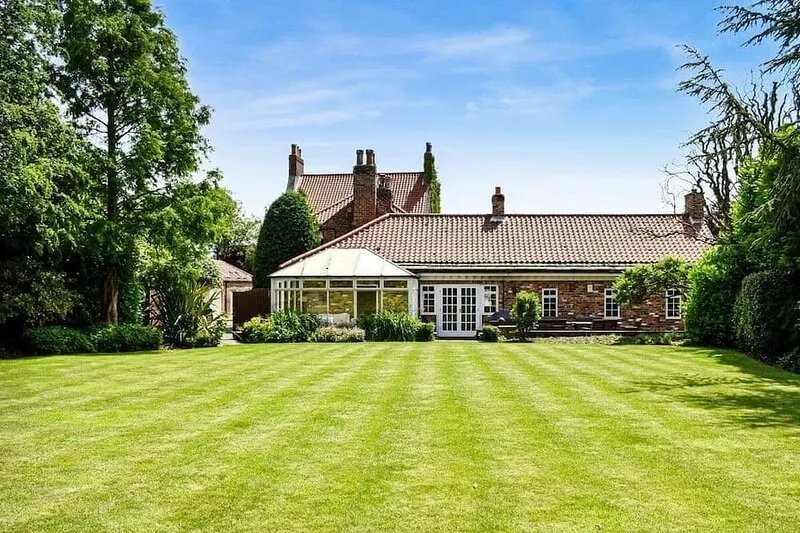 Large open plan cottage in conservation village just outside York