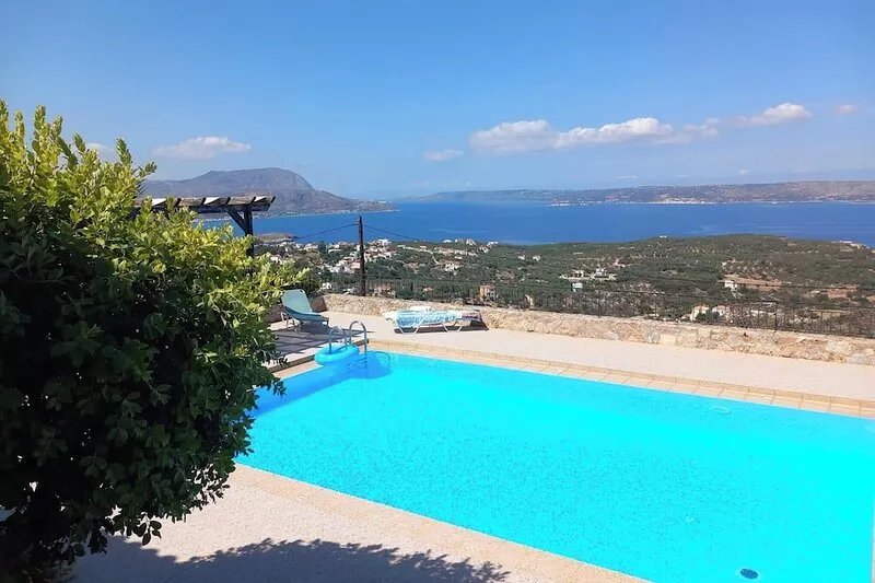 LARGE VILLA with pool and separate COTTAGE.  Amazing views. Sleeps up to 12