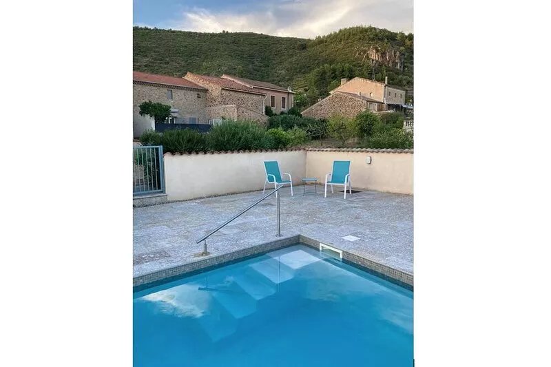 Spacious & stylish holiday house close to all amenities and river beach