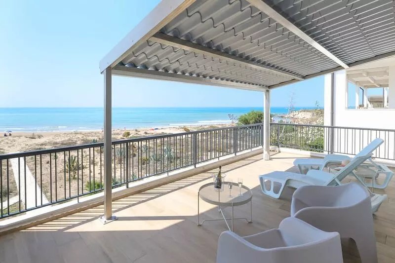 Amelia, charming villa directly on the sandy beach and with a beautiful sea view