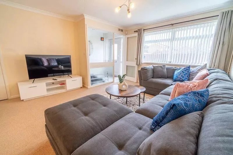 Pass the Keys | Stylish 3 bedroom home with free parking