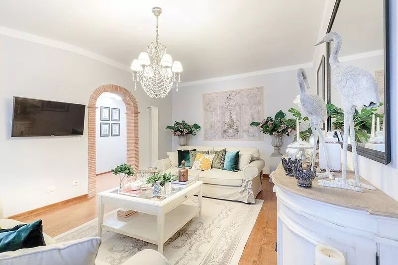 Spacious Home with Elevator along Via Guinigi inside the Lucca Walls