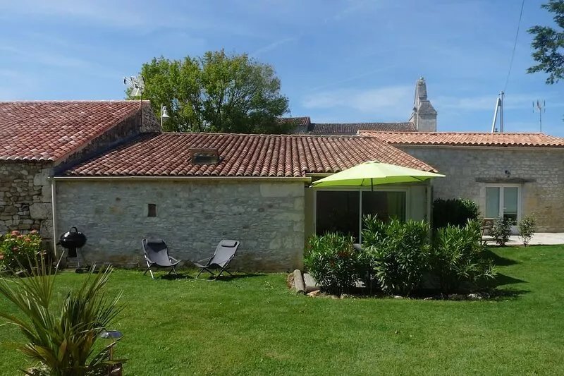 CHAI, Gite 2/4 pers, T1bis, pool 9X4, triangle Saintes / Royan / Oléron