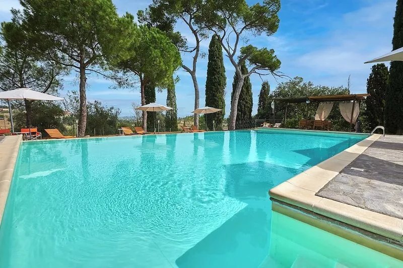 Apartment with a beautiful covered terrace in front of the pool