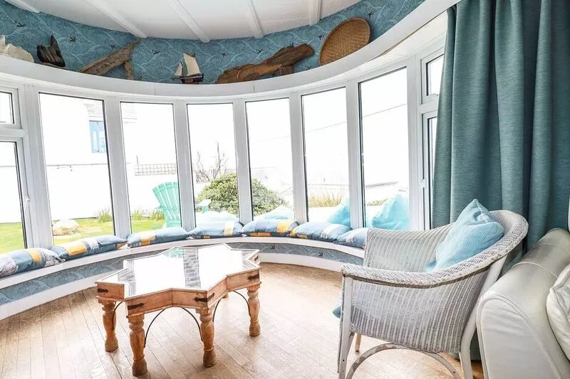BLUE BAY BEACH HOUSE, pet friendly, with hot tub in Mawgan Porth