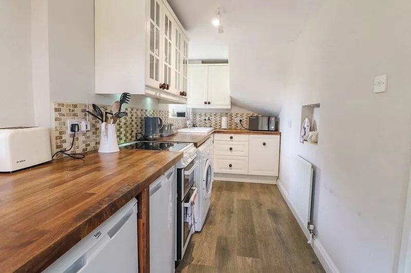 HONEYSUCKLE COTTAGE (BRAILES), pet friendly, with a garden in Brailes