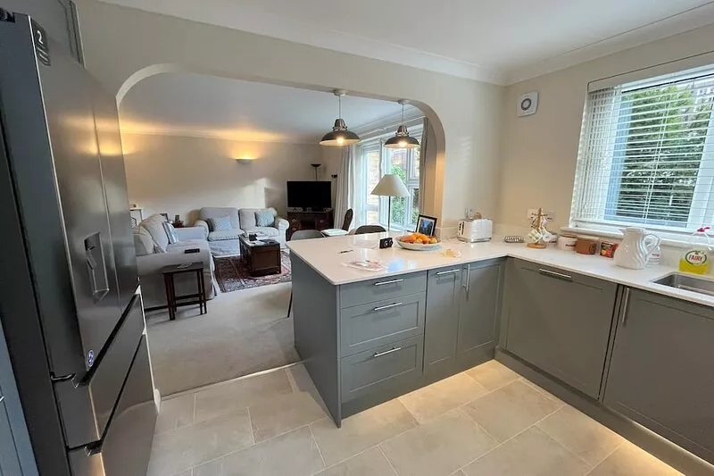 Newly renovated spacious 3 bedroom  apt in charming Wimbledon Village
