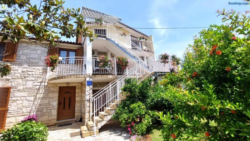 MARA House with Apartments