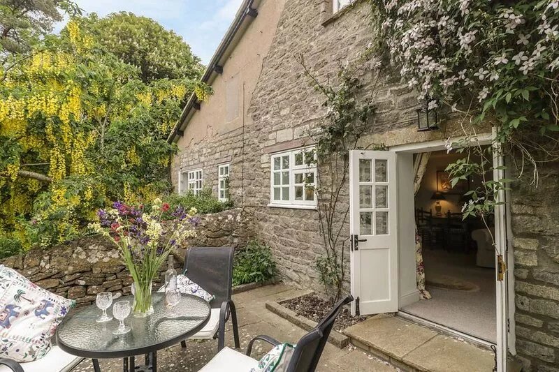 COLLY COTTAGE, pet friendly, character holiday cottage in Dottery