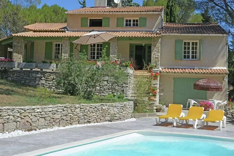 Lush Villa in Beaucaire with Swimming Pool