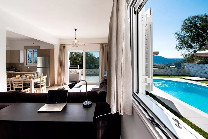 PERFECT FOR FAMILIES WITH PRIVATE POOL AND SEA VIEWS, CLOSE TO NIDRI TOWN